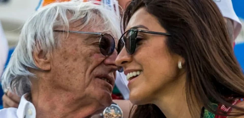 Deux personnes souriant ensemble lors d'un événement