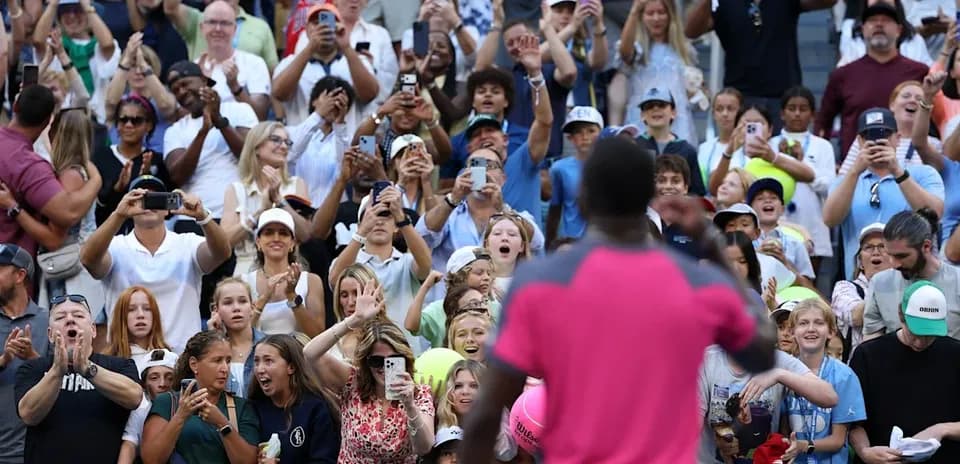 Foule applaudissant un joueur lors d'un événement sportif