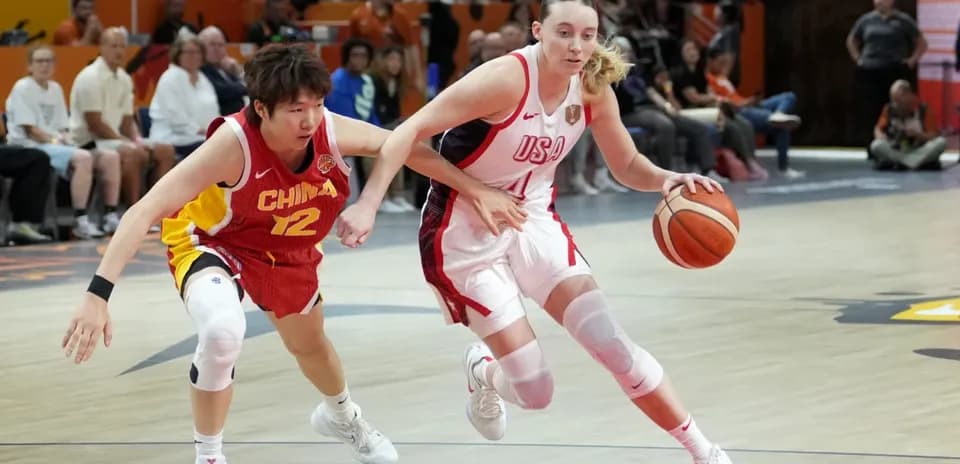 Joueuse américaine dribblant le ballon, poursuivie par une Chinoise