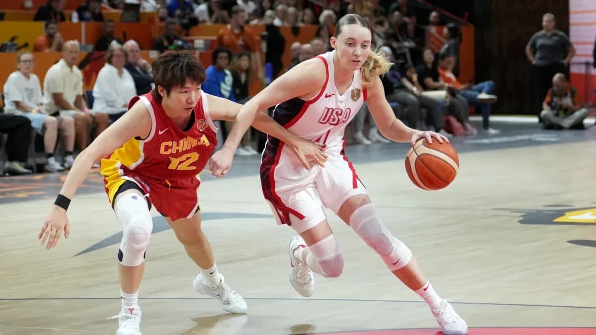 Joueuse américaine dribblant le ballon, poursuivie par une Chinoise