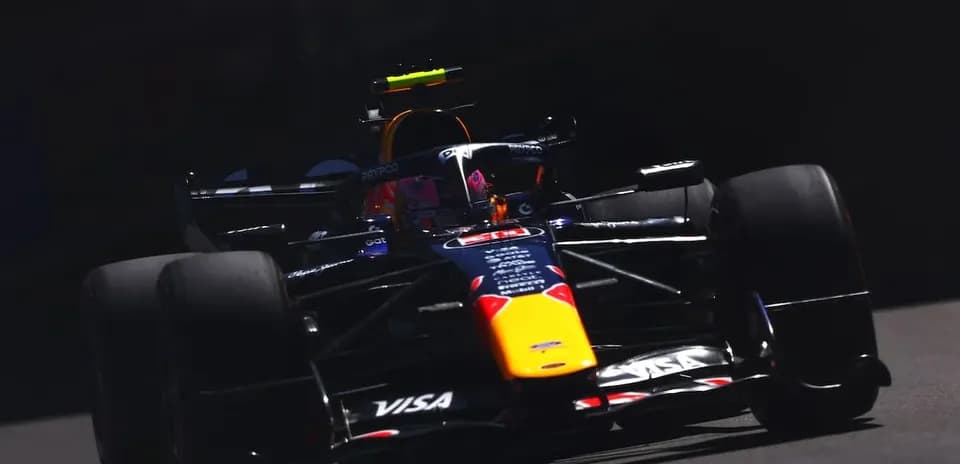 Voiture de Formule 1 en pleine course sur circuit