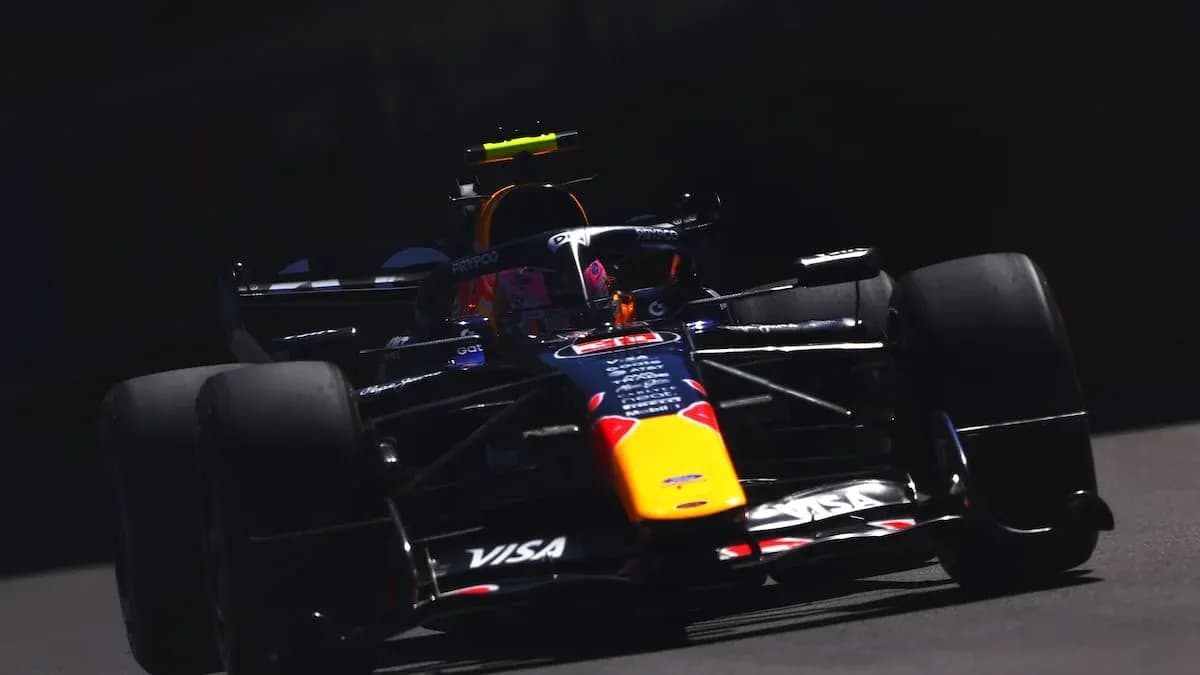 Voiture de Formule 1 en pleine course sur circuit
