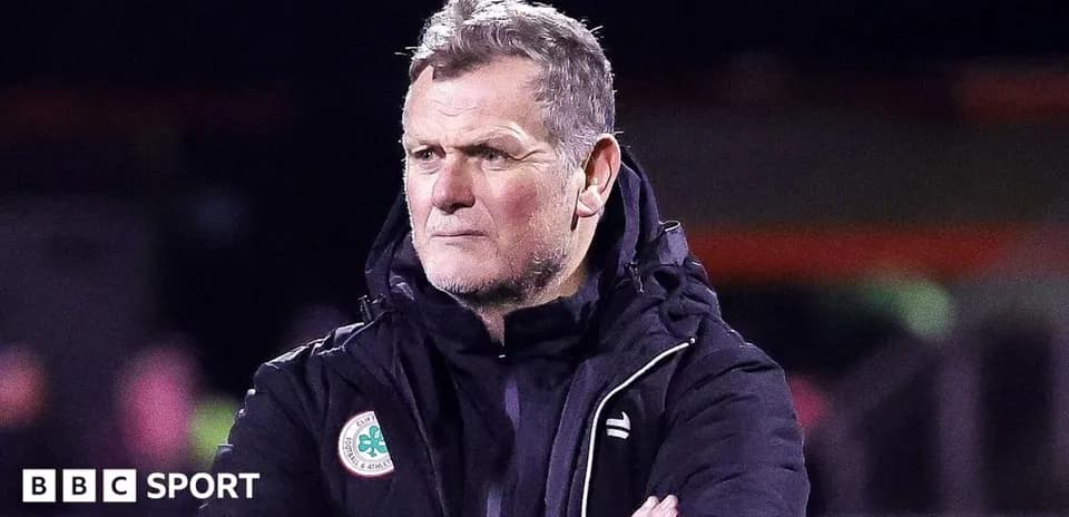 Entraîneur observant le match sur le bord du terrain