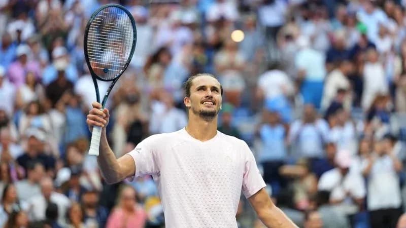 Joueur de tennis levant sa raquette en signe de victoire