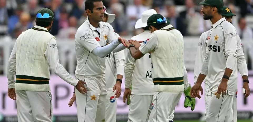Joueurs de cricket pakistanais se congratulant sur le terrain