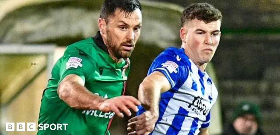 Deux joueurs se disputant le ballon sur le terrain