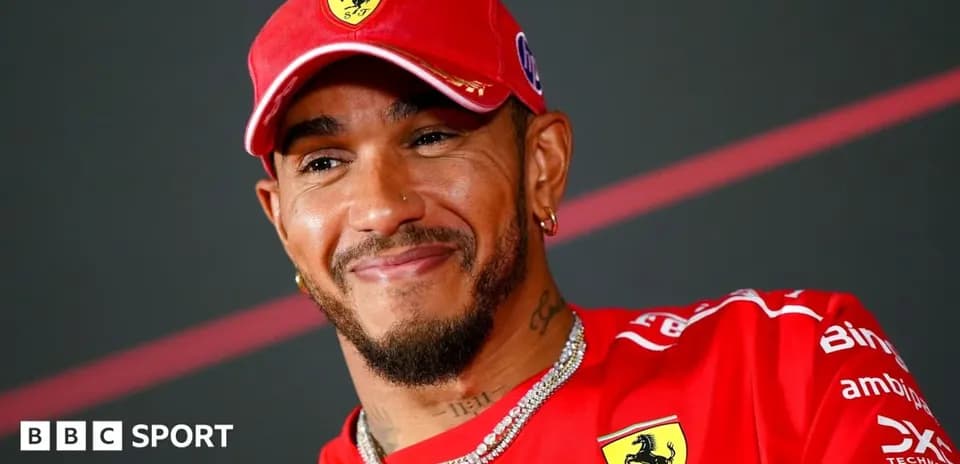Conducteur en tenue Ferrari souriant lors d'une conférence