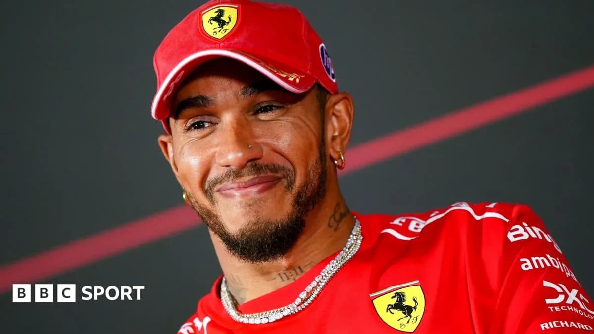 Conducteur en tenue Ferrari souriant lors d'une conférence Conducteur en tenue Ferrari souriant lors d'une conférence