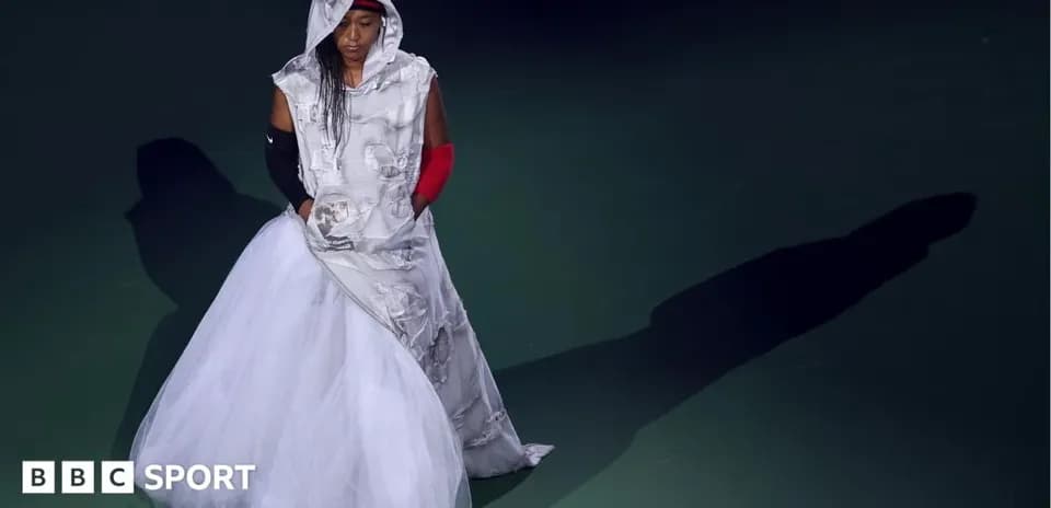 Joueuse portant une tenue originale sur le court