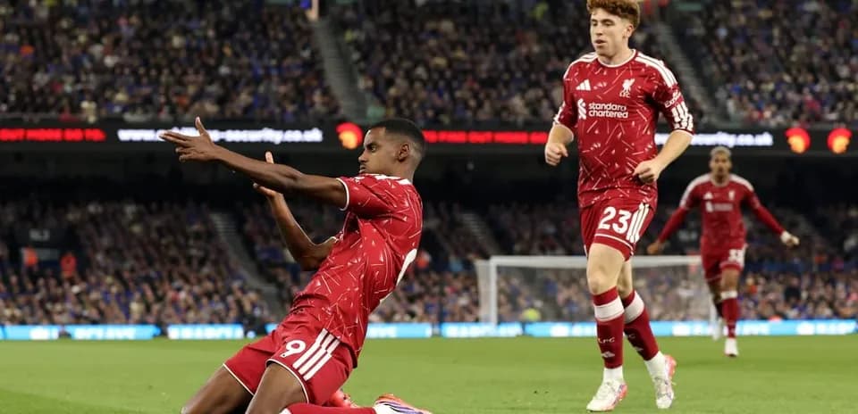 Joueur de Liverpool célébrant un but sur le terrain
