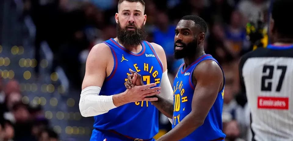 Joueurs discutant pendant un match de basket