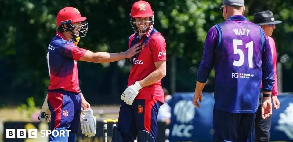 Joueurs de cricket en discussion sur le terrain