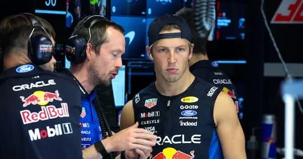 Membre de l'équipe discutant avec pilote dans le garage