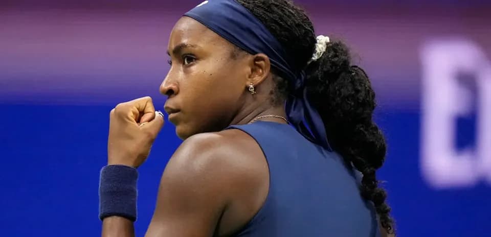Joueuse de tennis célébrant un point au match