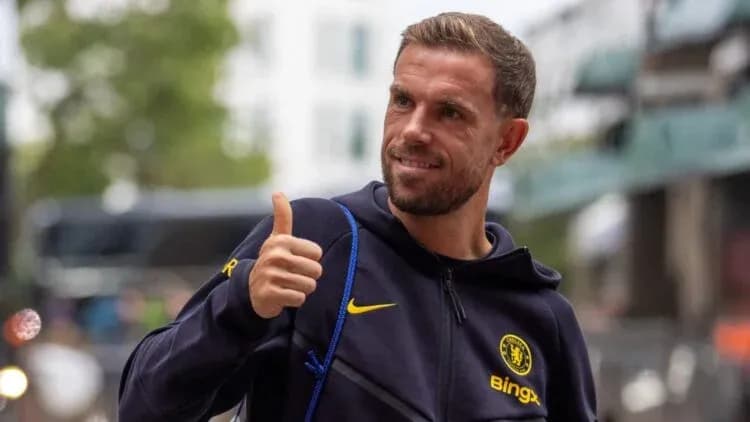 Joueur faisant un pouce levé en tenue de Chelsea