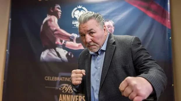 Homme en costume faisant un geste de boxe