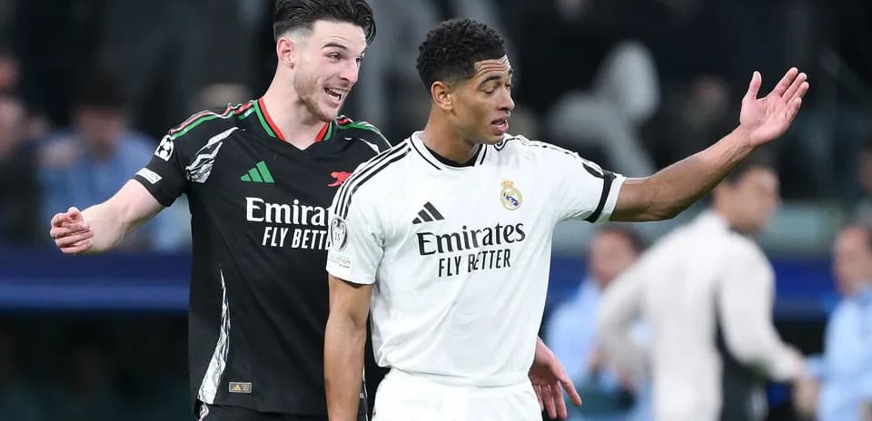Deux joueurs discutant pendant un match de football