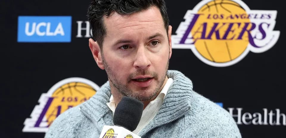 Person s'exprimant lors d'une conférence de presse des Lakers
