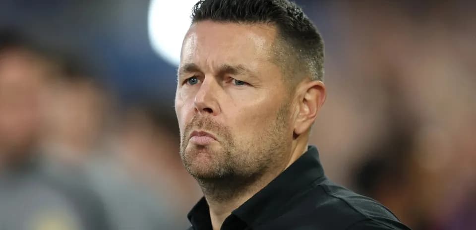 Entraîneur observant le match depuis la ligne de touche