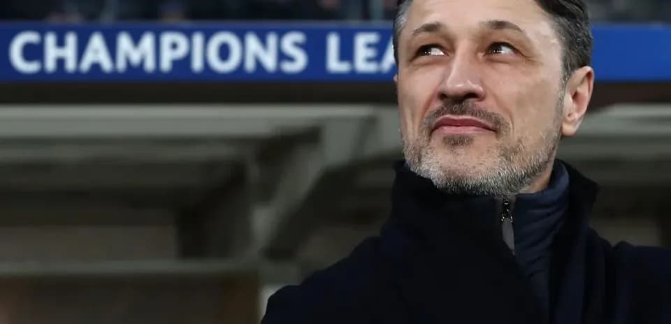 Entraîneur observant le match lors de la Ligue des champions