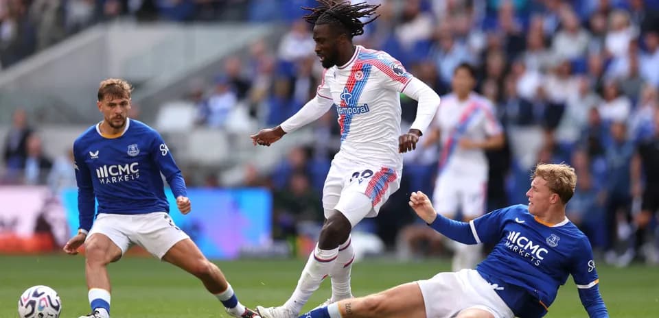 Joueur en mouvement pendant un match de football