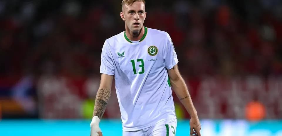 Joueur en maillot blanc de l'équipe d'Irlande sur le terrain