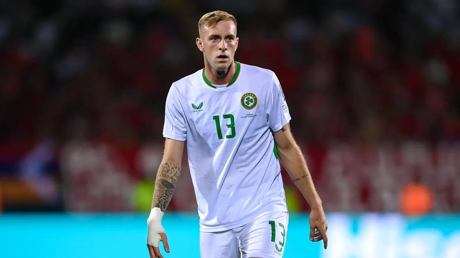Joueur en maillot blanc de l'équipe d'Irlande sur le terrain