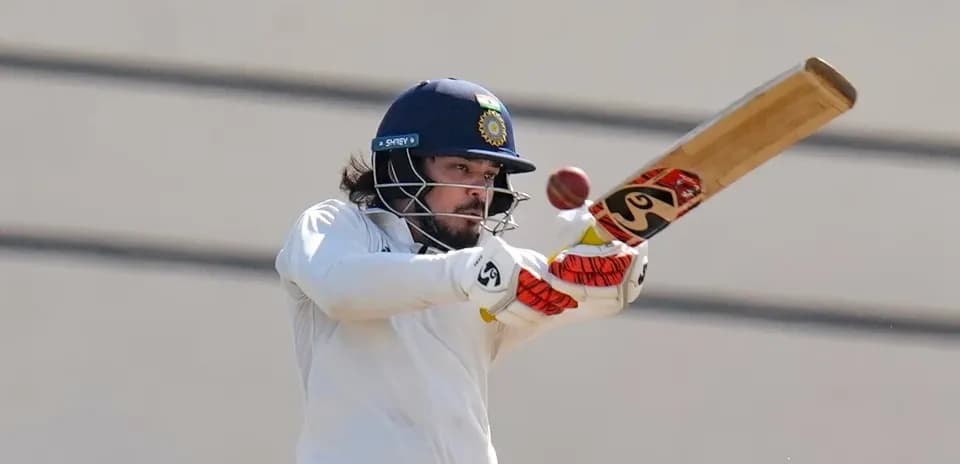 Joueur de cricket frappant la balle avec sa batte