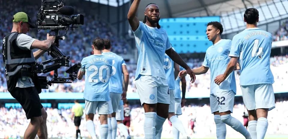 Joueurs de Manchester City célébrant un but