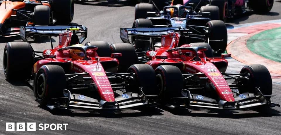 Deux voitures Ferrari en course sur le circuit