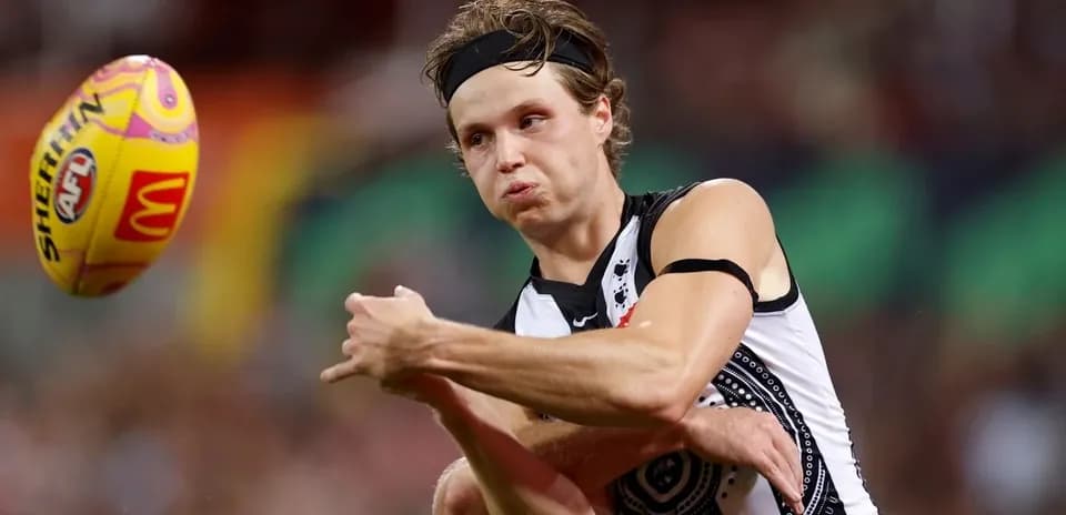 Joueur passant le ballon lors d'un match de football australien