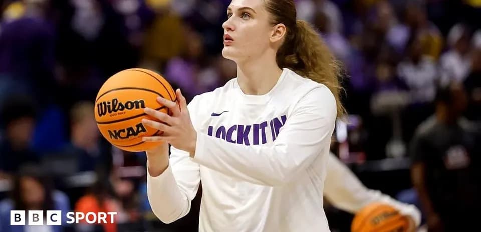 Joueuse de basket s'échauffant avec un ballon