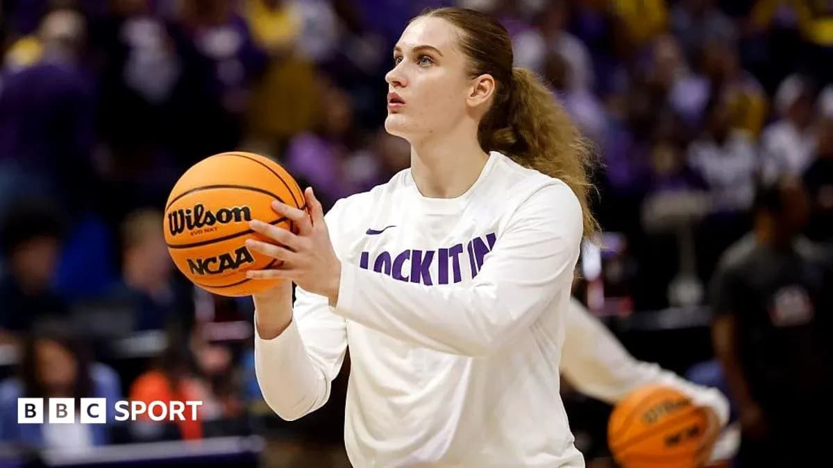 Joueuse de basket s'échauffant avec un ballon