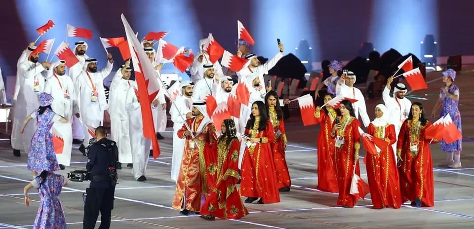 Cérémonie d'ouverture avec des participants brandissant des drapeaux du Bahreïn