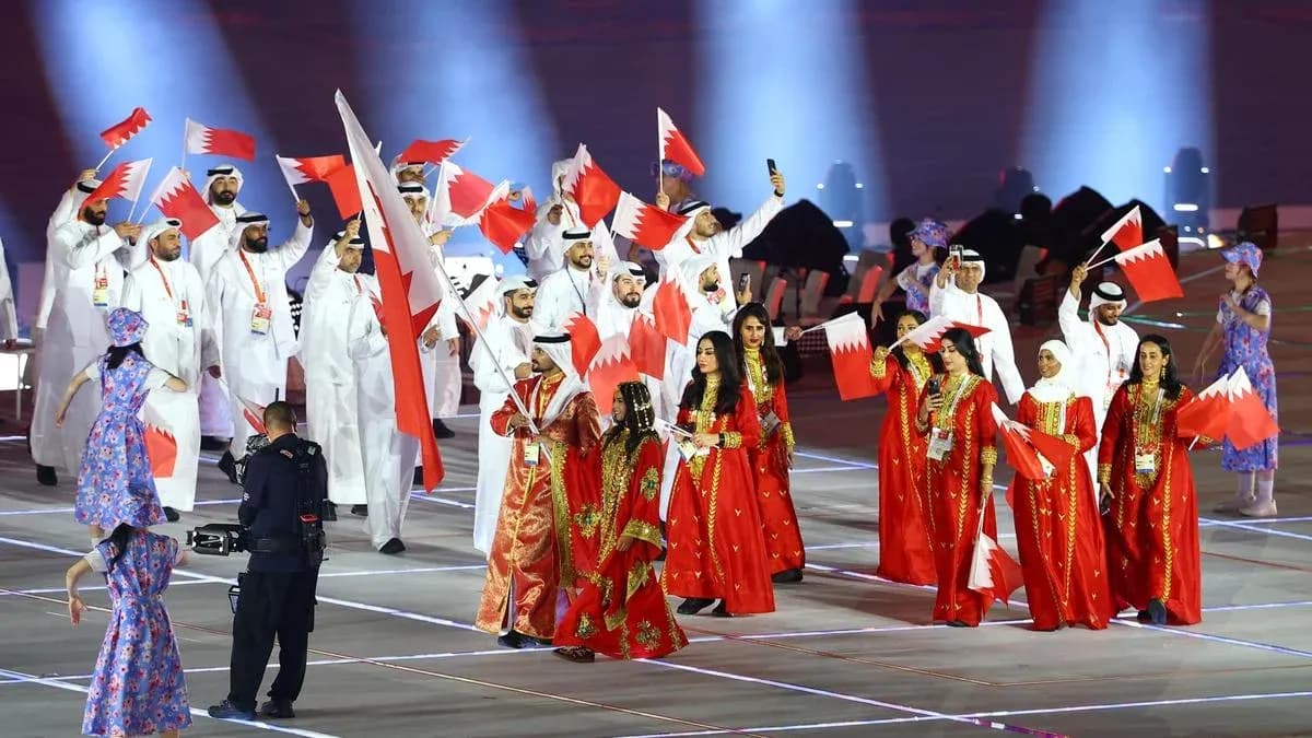 Cérémonie d'ouverture avec des participants brandissant des drapeaux du Bahreïn