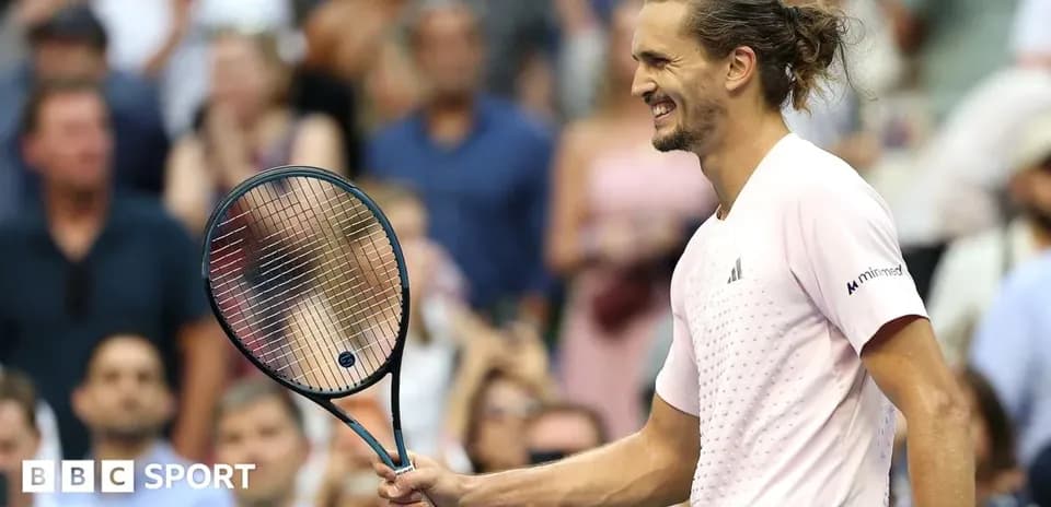 Joueur de tennis souriant avec une raquette