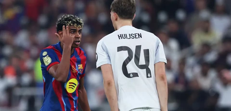 Joueur du FC Barcelone s'adressant à l'adversaire
