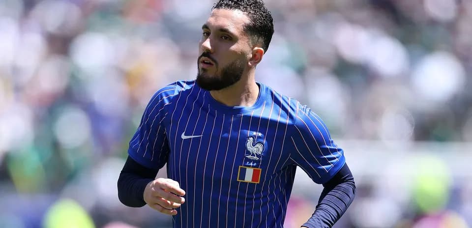 Joueur français courant sur le terrain de football