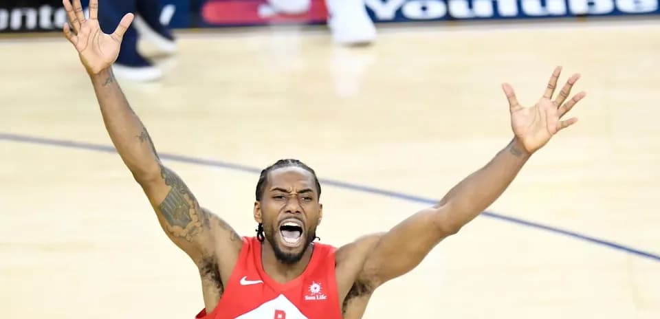 Joueur des Raptors célébrant un moment de match