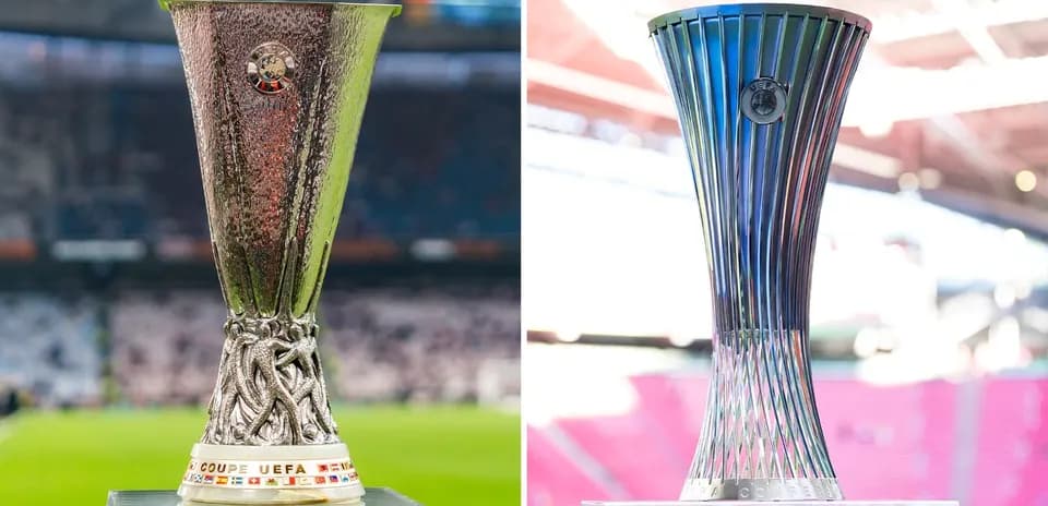 Trois trophées UEFA sur présentoirs en stade