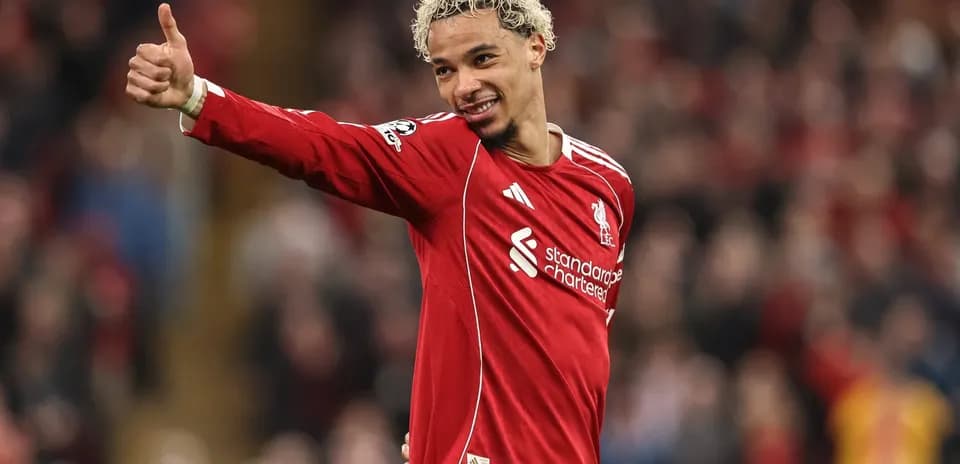 Joueur de Liverpool faisant un signe de pouce en l'air