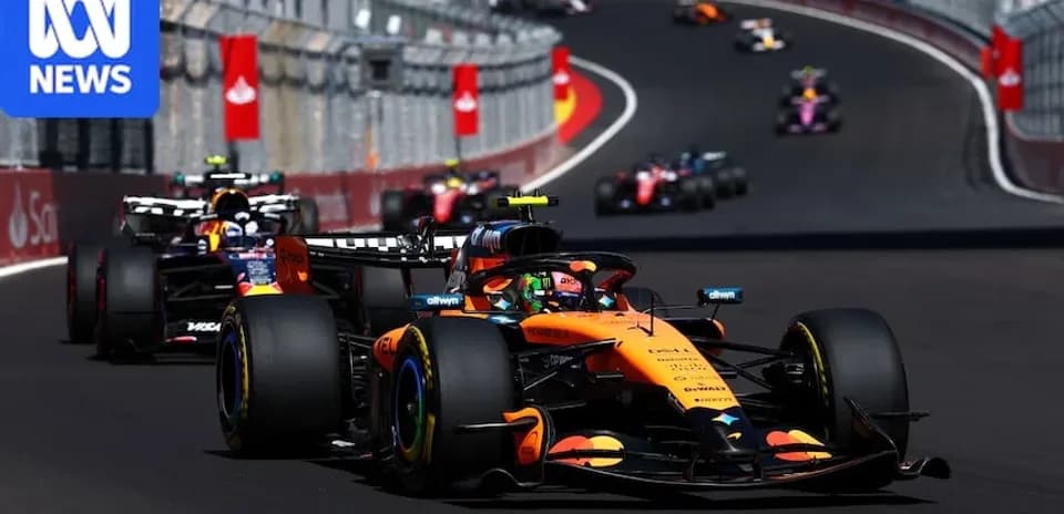 Voiture de course McLaren en tête dans un virage