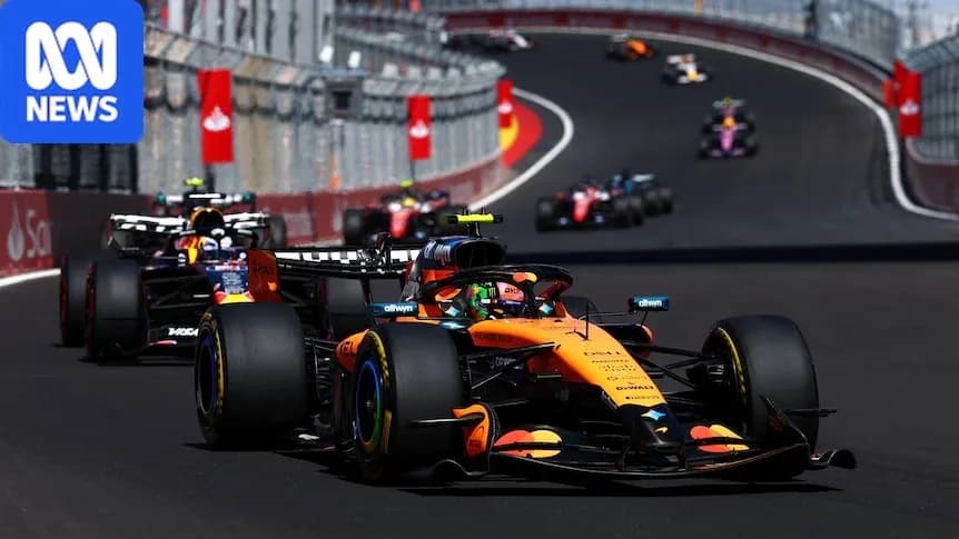 Voiture de course McLaren en tête dans un virage
