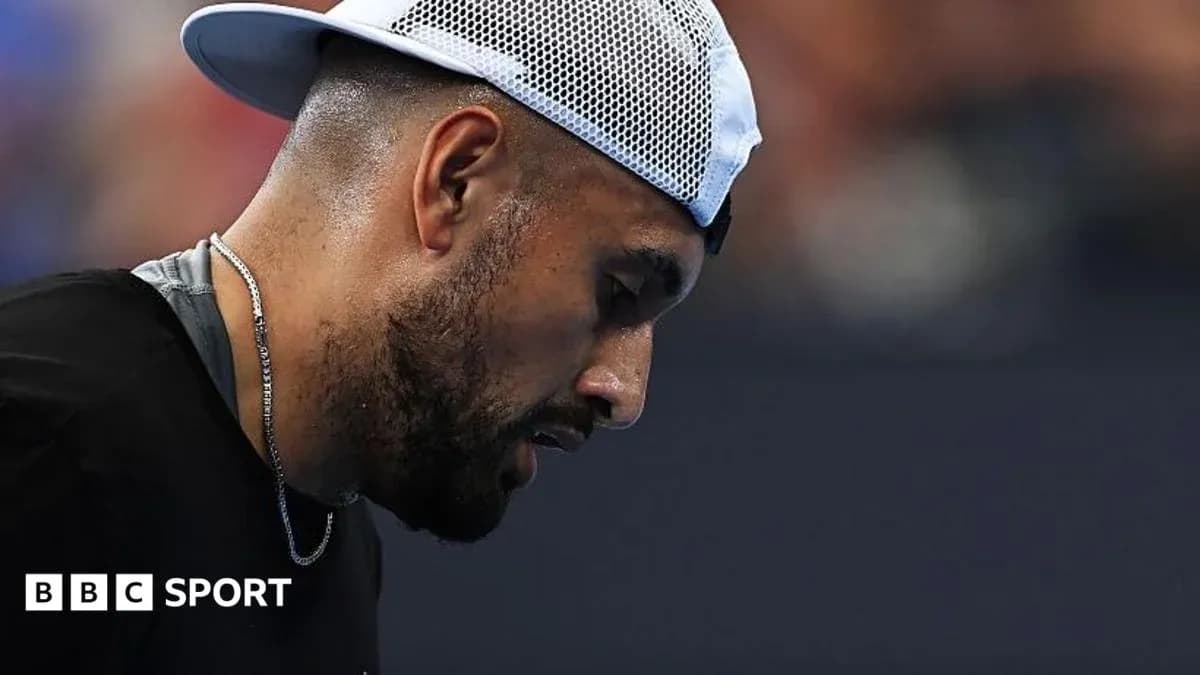 Joueur de tennis se concentrant sur le court