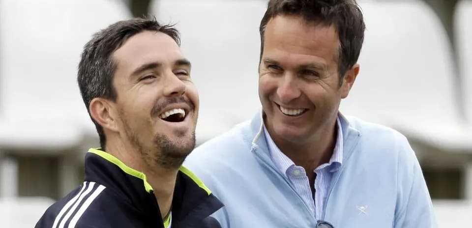 Deux hommes souriants discutant sur un terrain de cricket