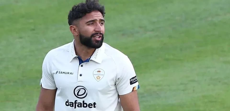 Joueur de cricket en uniforme sur le terrain