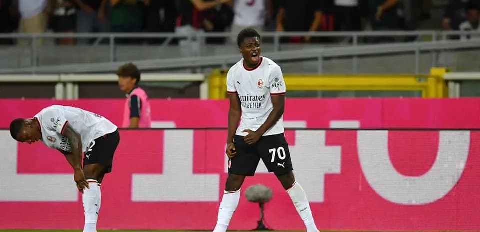 Joueur célébrant après un but avec coéquipier blessé