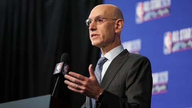 Commissioner parlant lors d'une conférence de presse NBA