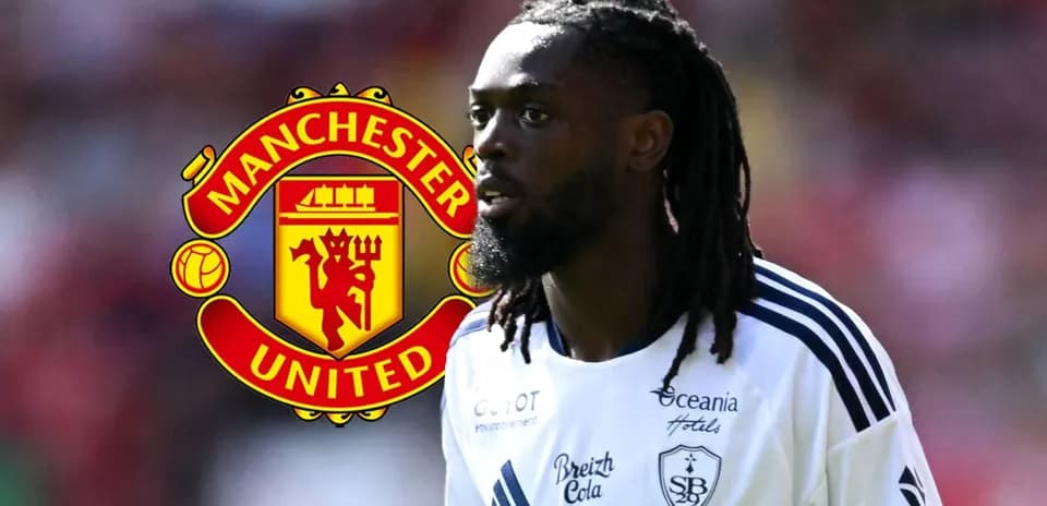 Joueur en action avec logo de Manchester United en arrière-plan