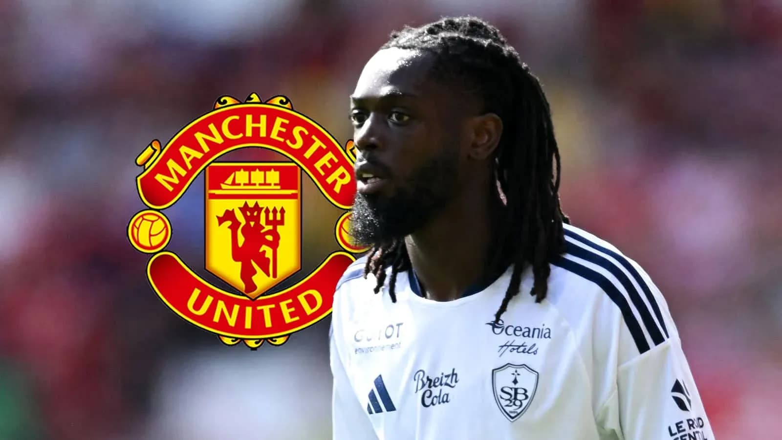 Joueur en action avec logo de Manchester United en arrière-plan